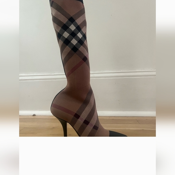 Pre loved burberry boots - Picture 2 of 4